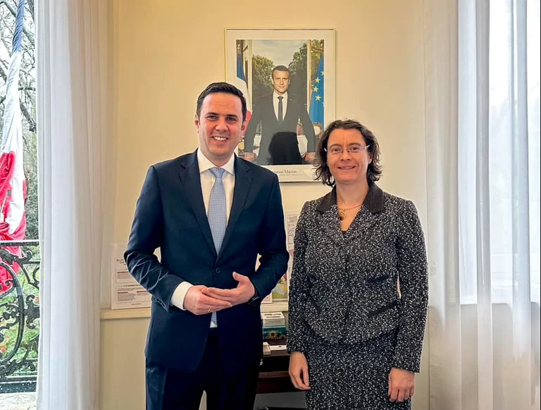 Abdixhiku se reúne con el asesor Macroni, insta a la aplicación del acuerdo en virtud de la Constitución