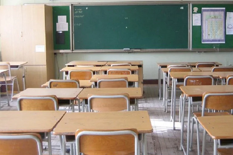 À Poduy, l'élève avec l'enseignant, le parent interfère avec la violence physique