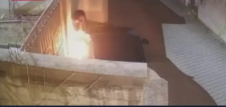 Il momento in cui la persona mascherata ha incendiato l'auto imam a Pec