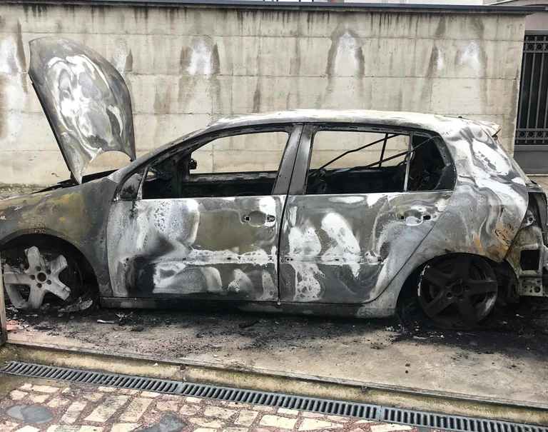Hodge da Peja brucia la sua auto, la polizia dice che il caso viene indagato come una caserma.