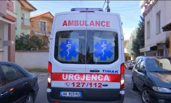 Pesante sull'Elbasan, cade accidentalmente dal balcone del palazzo, cambia la vita di 13 anni.