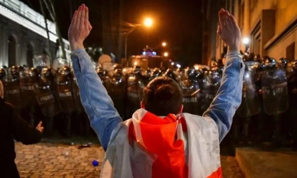 Versammlung vor dem Parlament in Georgien, Polizei nutzt Tränengas gegen Demonstranten