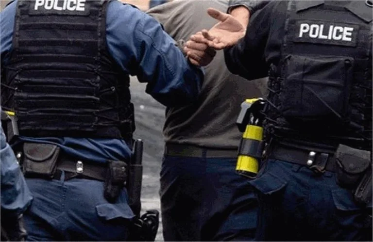 Crimes de guerre Serbes arrêtés, soupçonnés par Tilts et Kicks