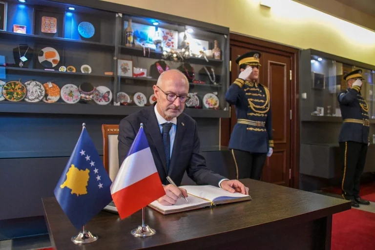 Embajador francés Seeks Opposición a la Asociación de Ver con Ojos Diferentes