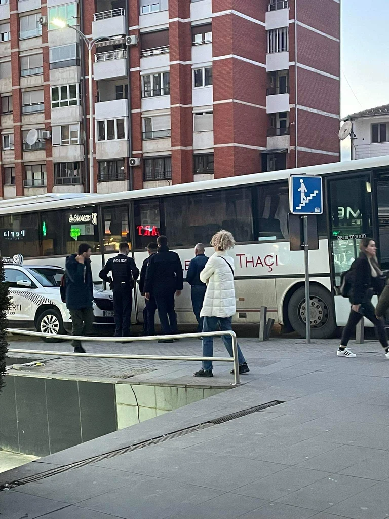 Accidente de tráfico entre autobús y taxi en Pristina