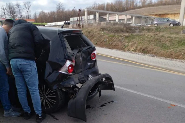 Quattro in un incidente stradale vicino a Kline