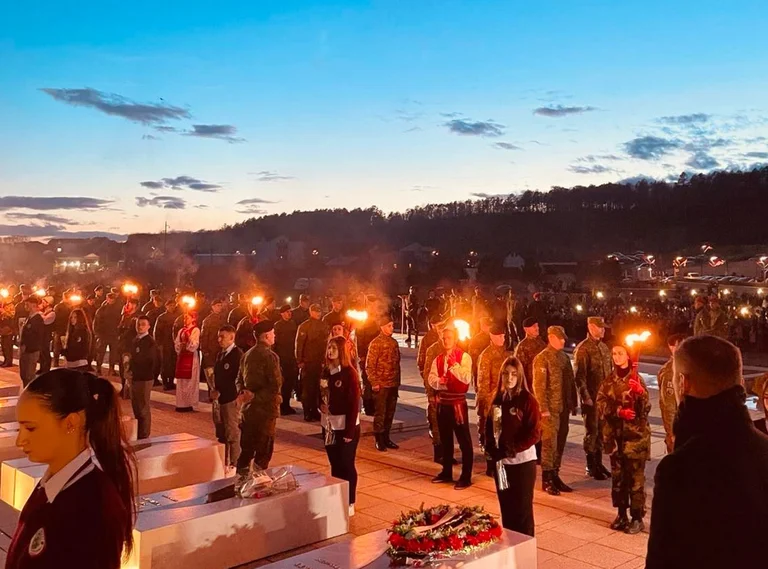 Prekazi zündet auf, flares auf zu Ehren Jasara Opfer