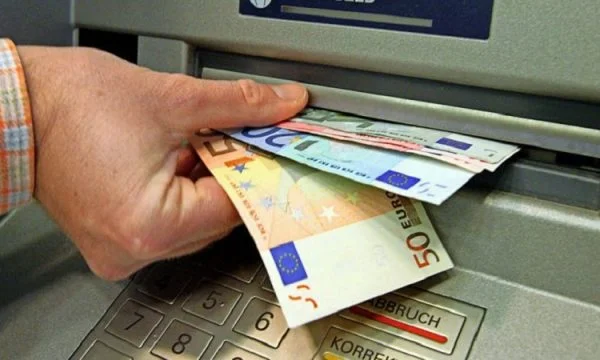 Mjeku kosovar: A do të ishte mirë sikur deputetët, gjyqsori e të tjerë t’i zbresin rrogat e tyre