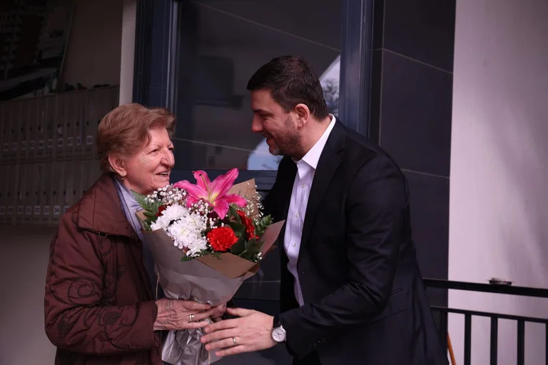 Krasniqi conoce a su maestro el 7 de marzo desea a todos los maestros