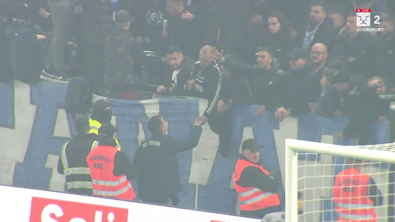Le combat a éclaté et il y a eu des problèmes: Le moment où le docteur Tirana va aider le fan dans la tribuna