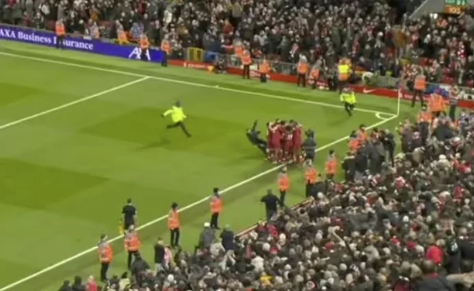 Le fan de Liverpool arrêté qui est entré sur le terrain et a célébré avec l'équipe après le septième but vers les États-Unis