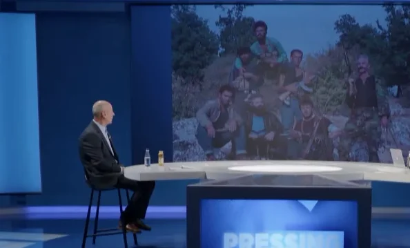 Wie geht es? Nura erzählt die Geschichte nach einem vertrauten Bild von KLA-Gründern