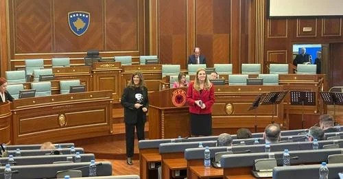 Musliu et Kadriu placent l'emblème de l'UCK dans le peuple du Parlement