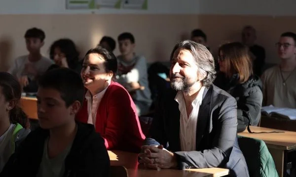 Rama en el papel de los estudiantes escucha un relato emocional sobre KLA