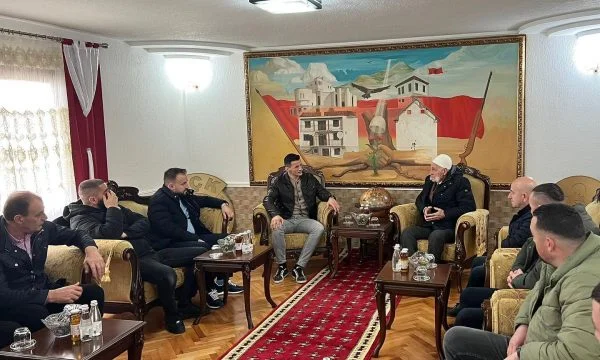Robin Krasniqi visites à Prekaz, rencontre Rifat Jasharin