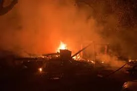 Un incendie dans un dépôt de carburant en Indonésie tue 18 personnes sur des dizaines de personnes disparues