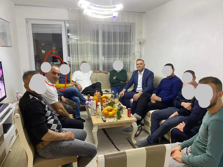 Le garçon a été condamné à 22 ans de prison, son père, qui a été acquitté d'implication dans le meurtre, est vu sur une photo avec VV adjoint