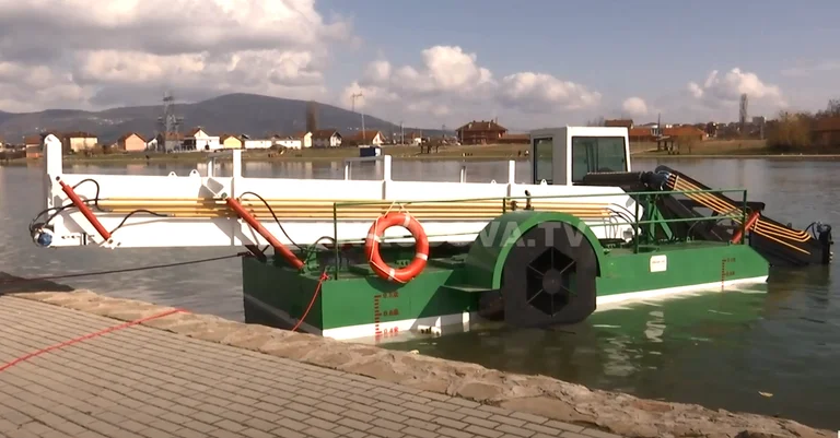 Près de 100 mille euros coûtent le bateau pour nettoyer le lac à Mitrovica Sud