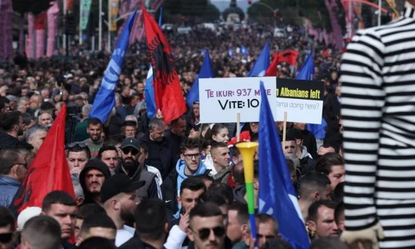Después de dos horas, la lluvia cierra la protesta de la oposición, Berisha: Tolerate Any Foretold