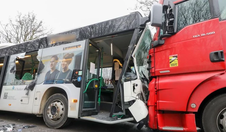 25 bambini feriti dopo l'incidente tra l'autobus e il camion in Germania