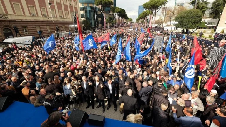 La protesta de oposición comienza en Tirana