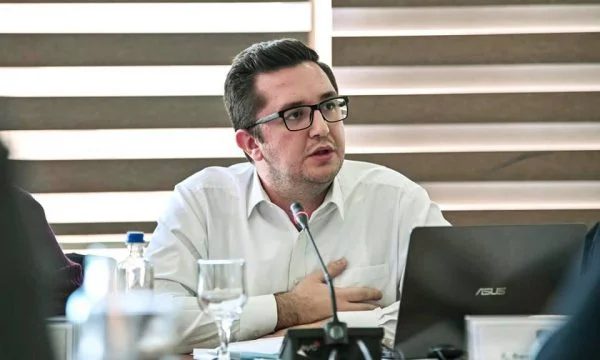 Mustafa: VV mashtroi llapjanët për përfundimin e magjistrales Prishtinë-Podujevë, po i presin zgjedhjet e tjera