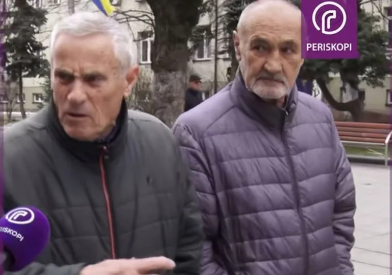Ich kann meine Chips nicht unterschreiben. Sie werden besser als uns jetzt: Hare auf dem Platz, der Kollegenreporter aus dem anderen Medium an der Masse der Bürger, die über Periscope sprechen wollen.