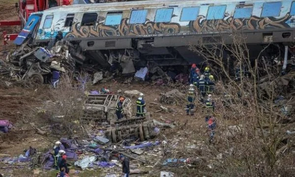 Violent Proteste in Griechenland nach tragischem Unfall, Eisenbahnarbeiter warnen Streik