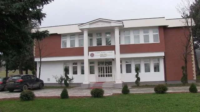 Des doutes de scandales à l'université de Peja ont été émis par les crimes rouges