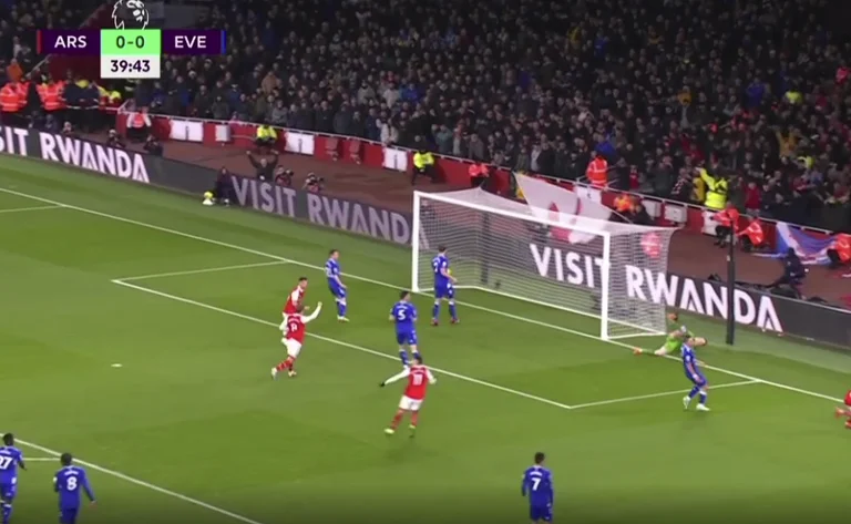 Arsenal encuentra el objetivo de Everton é Saka marcas desde un ángulo imposible