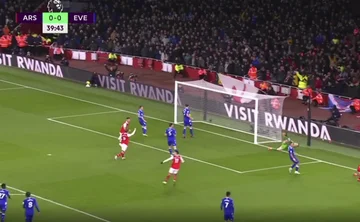 Arsenal findet das Ziel von Everton é Saka Marken aus einem unmöglichen Winkel