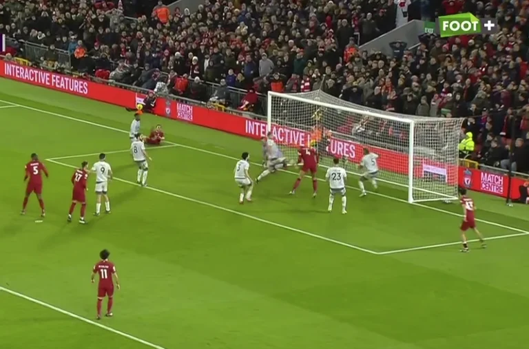 Suite au but annulé par le système V AR ) Van Dijk marque la supériorité de Liverpool sur Wolfves
