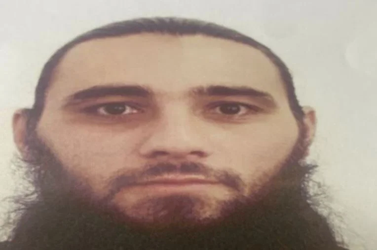 La police demande de l'aide pour localiser le suspect de vol à main armée