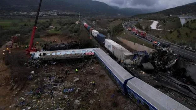 Confession des survivants de l'accident de Grèce: les gens ont utilisé des valises pour briser les fenêtres du train