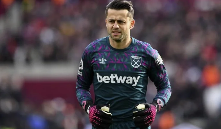 Fabianski suffers severe injury. The West Ham Gateman has broken the apple.