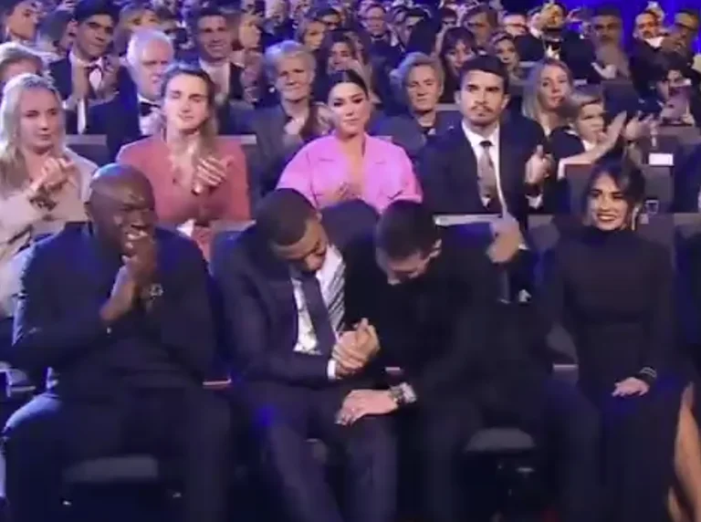 El momento en que Messy gana el mejor premio, ves la reacción de Mbpp