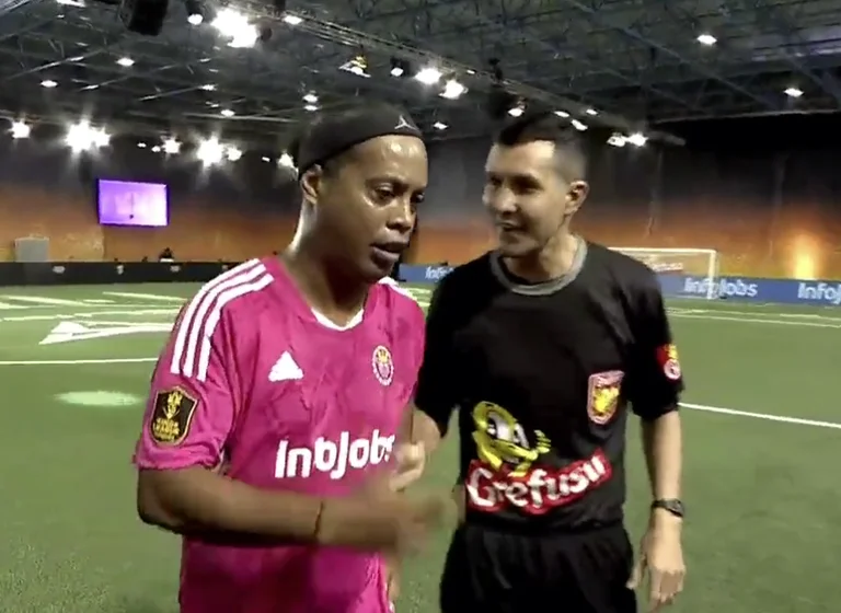 Ronaldinho refuse de courir sur le terrain. Je ne peux pas courir.