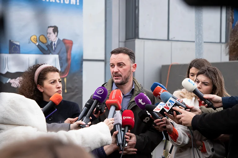 Moliqaj appelle à la protestation : contre le gouvernement parce que contre l'association