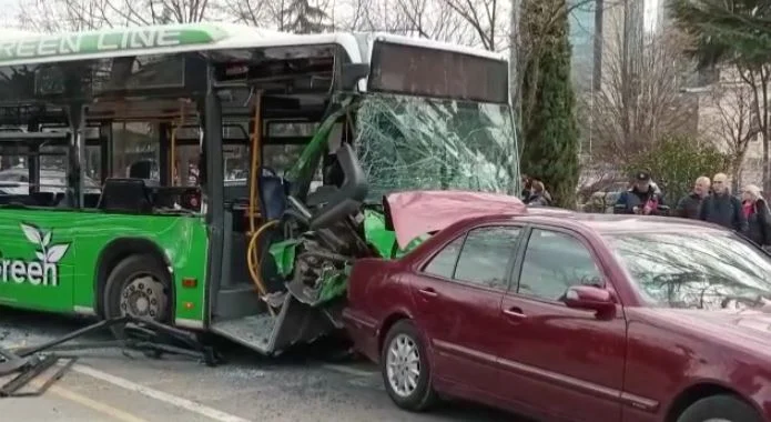 Schwere Unfall in Tirana, Bus abstürzt in zwei Autos