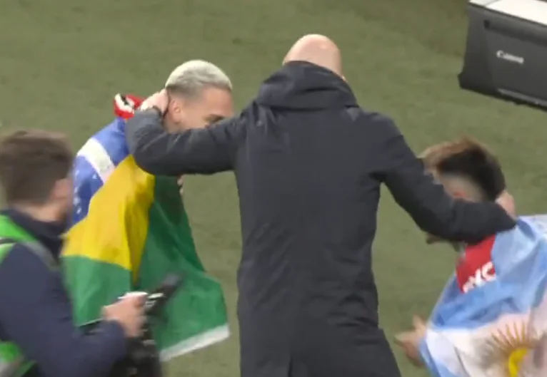 Seltene Bilder: Sehen Sie, wie United Coach nach Carabao Cup gewonnen hat