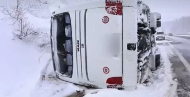 Salvando el autobús albanés a Croacia: Una mujer en estado crítico