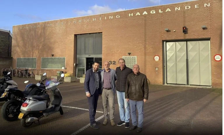 Le frère de deux héros, Negoti Fazliu, ainsi que des collaborateurs, visite les libérateurs à La Haye
