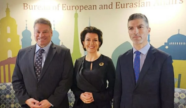 Jahjaga est attendu à une réunion par Escobar, lui dit que la solution devrait être avec la reconnaissance mutuelle