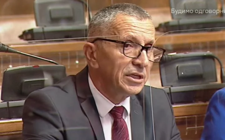 Ngriti flamurin kuq e zi në Kuvendin e Serbisë, Kamberi tregon reagimin e deputetëve serbë