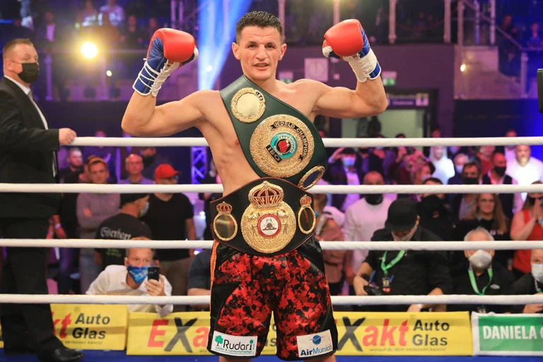 Tout est prêt pour 15 minutes Robin Krasniqi vient dans le ring