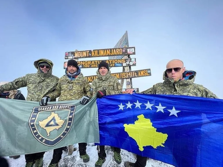 Los miembros del KSF suben a Kilimanjaro