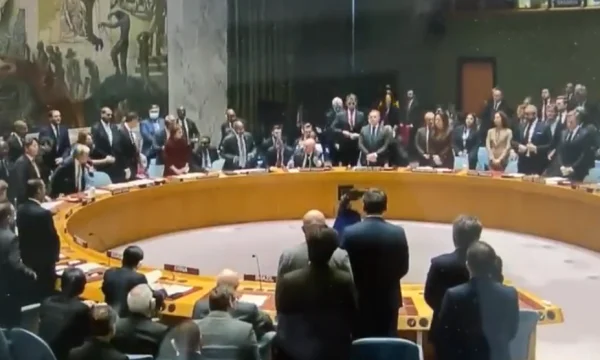 La Russie interrompt la minute du silence pour l'Ukraine