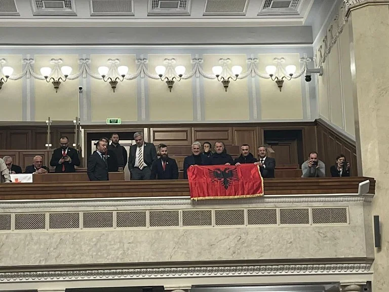 Pandeli Majko erweitert die albanische Flagge im ukrainischen Parlament
