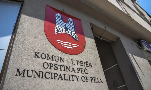 Actual to 11 people, 10 of them officials in the Pec Community