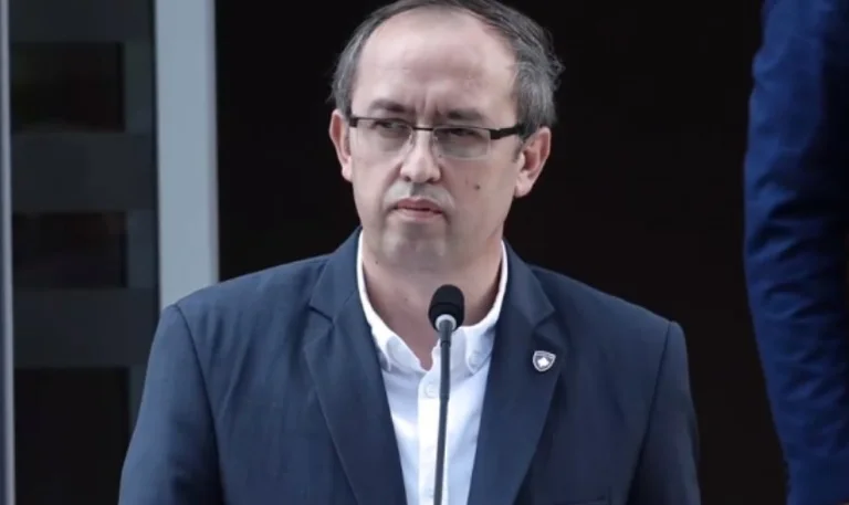 Hoti lëvdon slloganin ‘Shteti.Shtet’, për atë të VV’së: Sikur në sisteme totalitare